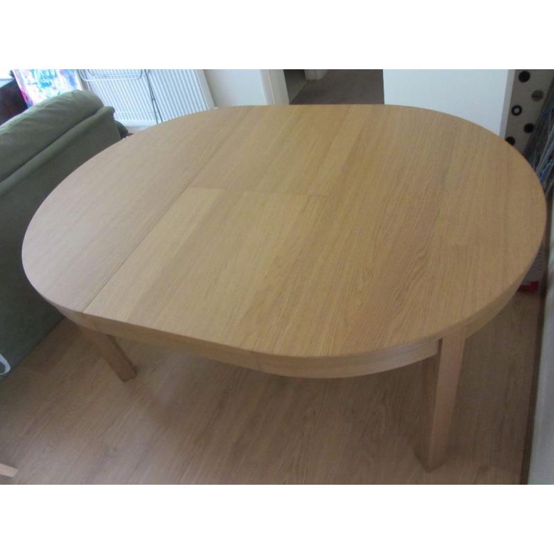 Extendable round wooden table with 4 chairs