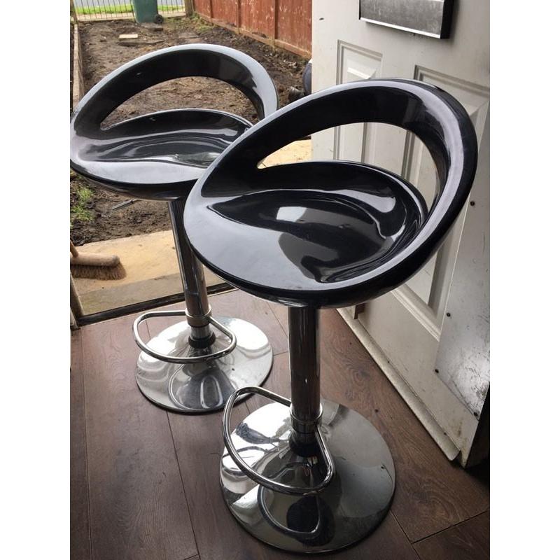 2x Adjustable Stools and Table