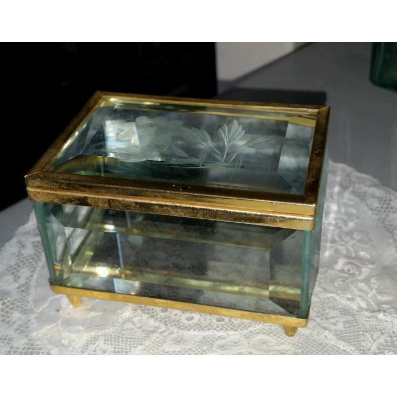 Sweet little jewellry box glass