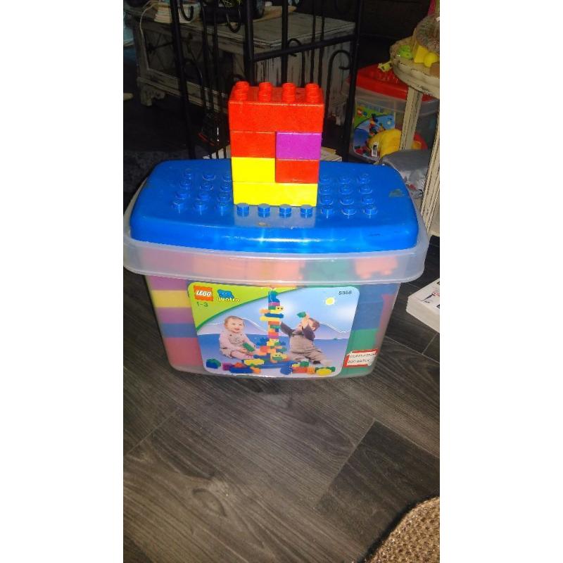 Lego quatro duplo, 136 pieces. Storage box with lid. Ages 1-3