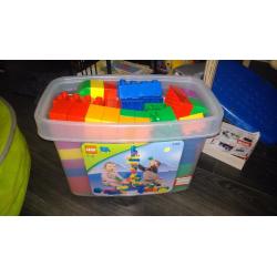 Lego quatro duplo, 136 pieces. Storage box with lid. Ages 1-3