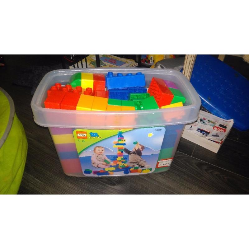 Lego quatro duplo, 136 pieces. Storage box with lid. Ages 1-3