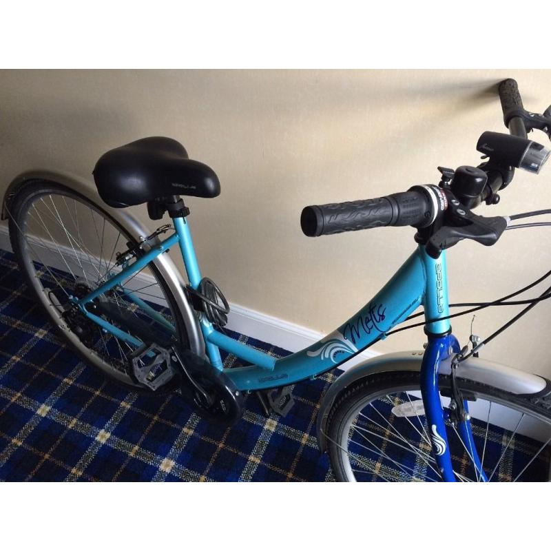 Apollo Metis woman's hybrid bike in great condition