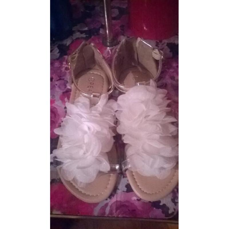 BRAND NEW PRETTY GIRLS SUMMER SANDALS IN WHITE SIZE 11 OR PINK SIZE 10