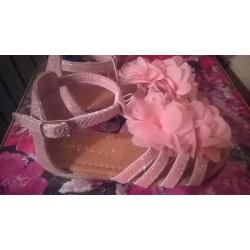 BRAND NEW PRETTY GIRLS SUMMER SANDALS IN WHITE SIZE 11 OR PINK SIZE 10