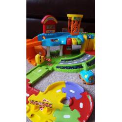 Toot toot drivers car garage and track set with 3 vehicles