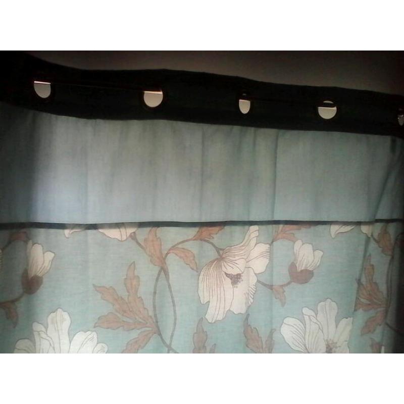 CURTAINS AND MATCHING 2 DOUBLE QUILT COVERS PLUS 4 MATCHING PILLOWCASES