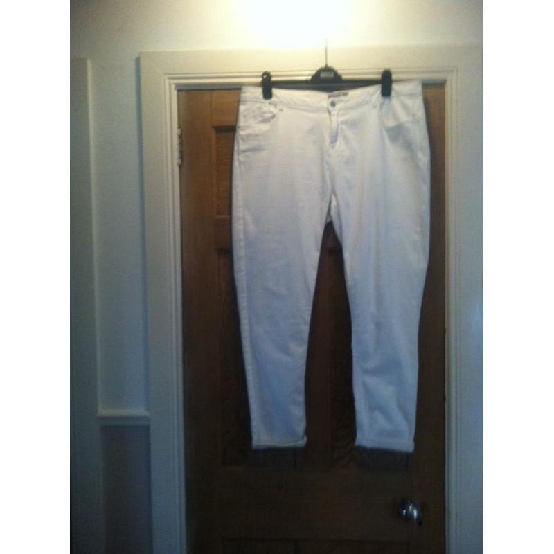 EXCELLENT CONDITION WHITE JEANS