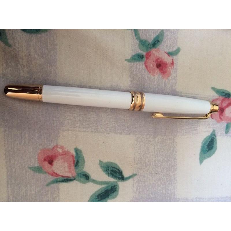 Mont Blanc White pen with gold