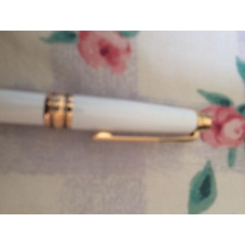 Mont Blanc White pen with gold