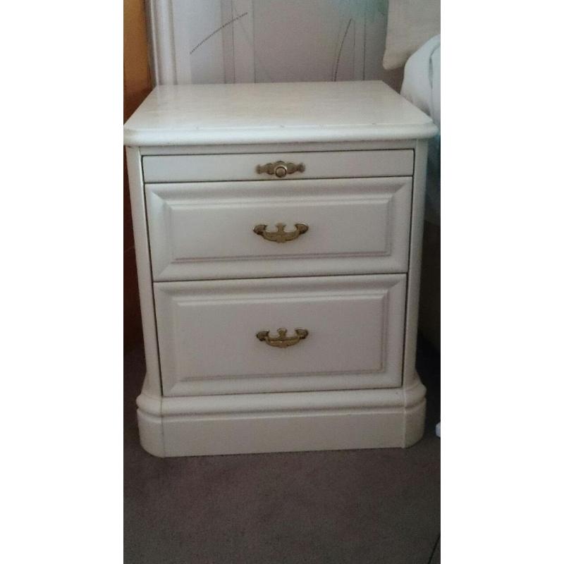 Bedside chest cream with gilt handles