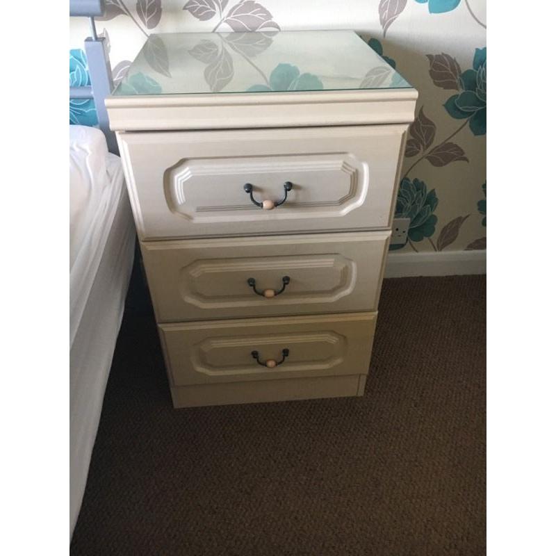 2x bedside cabinets and chest of draws