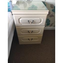 2x bedside cabinets and chest of draws