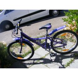 GIANT 24" WHEEL GIRLS BIKE IN GREAT WORKING ORDER