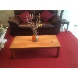 RECTANGULAR PINE COFFEE TABLE IN GOOD CONDITION, 109 CM LONG X 50 CM DEEP X 36 CM HIGH