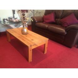 RECTANGULAR PINE COFFEE TABLE IN GOOD CONDITION, 109 CM LONG X 50 CM DEEP X 36 CM HIGH